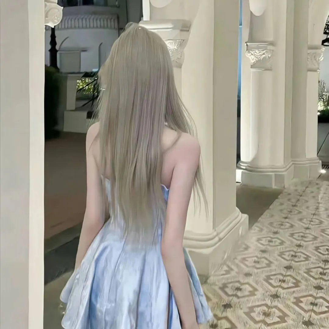 玻璃橱窗中的姑娘